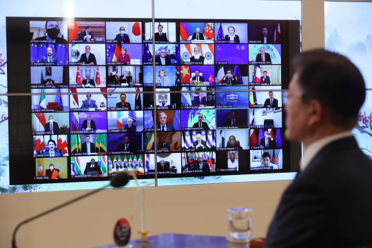 문재인 대통령이 22일 청와대 상춘재에서 화상으로 열린 기후정상회의에 참석한 모습. 연합뉴스.